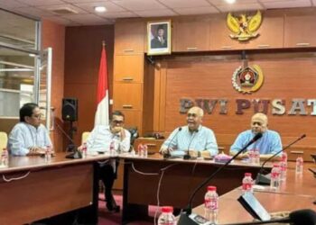 Ketua Umum PWI Pusat Akhmad Munir didampingi Ketua Dewan Kehormatan PWI Pusat Atal S. Depari, Wakil Ketua DK PWI Pusat Herbert Timbo P. Siahaan, dan Sekjen PWI Pusat Marthen Selamet Susanto.(Foto: Istimewa)