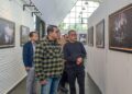 Menteri Ekonomi Kreatif/Kepala Badan Ekonomi Kreatif (Ekraf), Teuku Riefky Harsya (kiri), bersama Fotografer profesional sekaligus pendiri Huta Art Space, Edward Tigor Siahaan (kanan) mengamati foto pada pameran Toba Heritage Photo Exhibition 2026 di Huta Art Space, Sumatra Utara, Sabtu (11/7/2026).