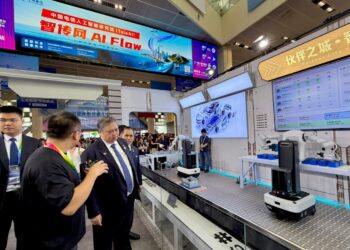 Menteri Koordinator Bidang Perekonomian Airlangga Hartarto melakukan kunjungan benchmarking dan serangkaian pertemuan dengan beberapa perusahaan teknologi terkemuka di tengah acara pameran World Artificial Intelligence Conference (WAIC) 2026 di Shanghai, Tiongkok.(Foto: Kemenko Perekonomian)