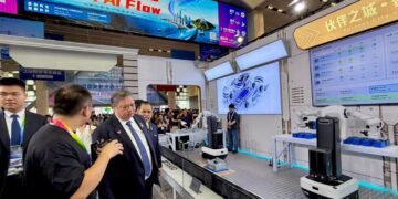 Menteri Koordinator Bidang Perekonomian Airlangga Hartarto melakukan kunjungan benchmarking dan serangkaian pertemuan dengan beberapa perusahaan teknologi terkemuka di tengah acara pameran World Artificial Intelligence Conference (WAIC) 2026 di Shanghai, Tiongkok.(Foto: Kemenko Perekonomian)