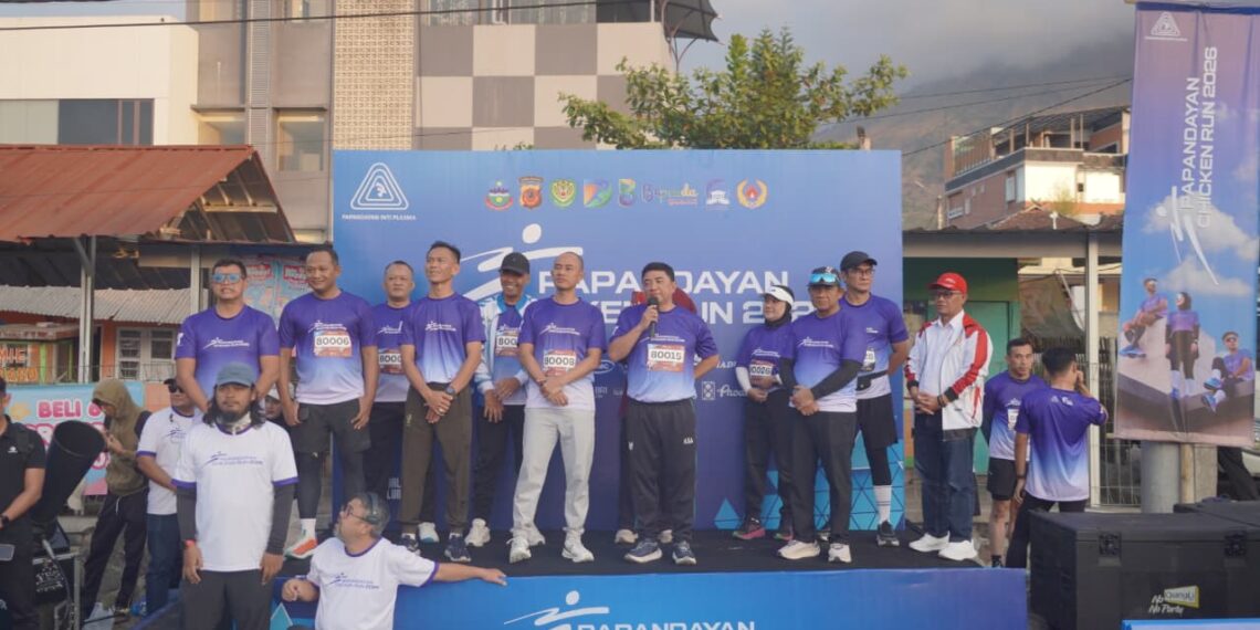 Bupati Garut, Abdusy Syakur Amin, secara resmi membuka Papandayan Chicken Run 2026 yang digelar di Jalan Ibrahim Adjie, Kecamatan Tarogong Kaler, Kabupaten Garut, Minggu (19/7/2026).(Foto: Humas Pemkab Garut)