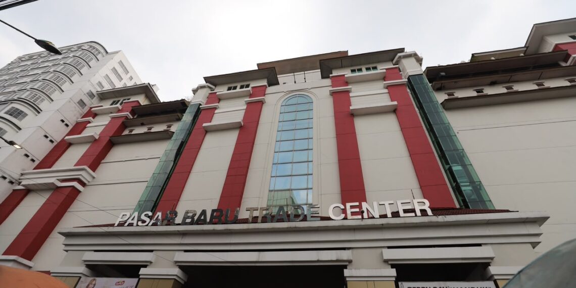 Para pedagang Pasar Baru menyambut positif aktivasi Bandara Husein Sastranegara.(Foto: Humas Pemkot Bandung)