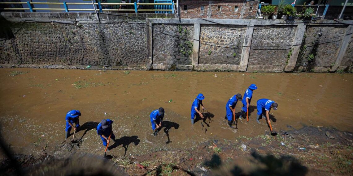 Pembersihan sungai.(Foto: Humas Pemkot Bandung)