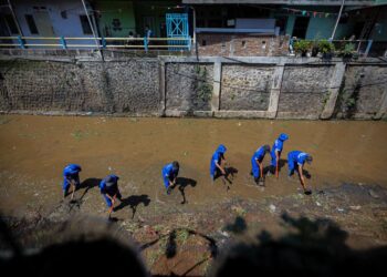 Pembersihan sungai.(Foto: Humas Pemkot Bandung)