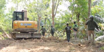 Pembukaan akses jalan secara tidak sah di Taman Nasional Bukit Barisan Selatan.(Foto: Humas Kemenhut)