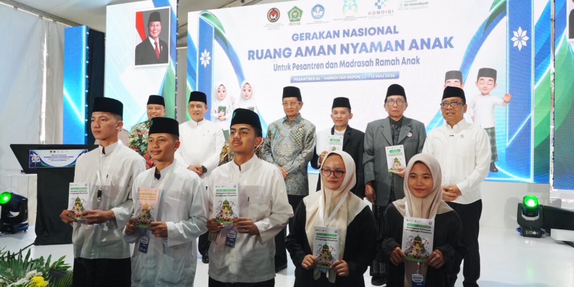 Pemerintah memperkuat pelindungan anak di pesantren dan madrasah melalui Gerakan Nasional Ruang Aman dan Nyaman Anak (Gernas RANA). - Untuk mengakses berbagai layanan Kementerian Agama, silakan kunjungi https://kemenag.go.id/layanan . Melalui portal ini, Anda dapat memperoleh informasi terkini mengenai, regulasi, pendidikan keagamaan, agenda nasional, publikasi digital, serta berita Kemenag dari pusat dan daerah.(Foto: Humas Kemenag)