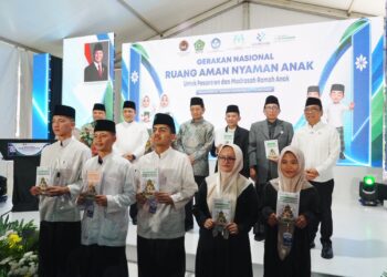 Pemerintah memperkuat pelindungan anak di pesantren dan madrasah melalui Gerakan Nasional Ruang Aman dan Nyaman Anak (Gernas RANA). - Untuk mengakses berbagai layanan Kementerian Agama, silakan kunjungi https://kemenag.go.id/layanan . Melalui portal ini, Anda dapat memperoleh informasi terkini mengenai, regulasi, pendidikan keagamaan, agenda nasional, publikasi digital, serta berita Kemenag dari pusat dan daerah.(Foto: Humas Kemenag)