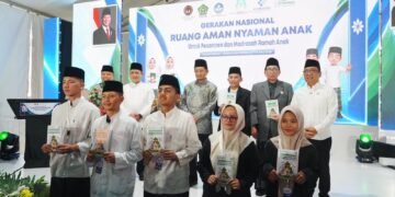 Pemerintah memperkuat pelindungan anak di pesantren dan madrasah melalui Gerakan Nasional Ruang Aman dan Nyaman Anak (Gernas RANA). - Untuk mengakses berbagai layanan Kementerian Agama, silakan kunjungi https://kemenag.go.id/layanan . Melalui portal ini, Anda dapat memperoleh informasi terkini mengenai, regulasi, pendidikan keagamaan, agenda nasional, publikasi digital, serta berita Kemenag dari pusat dan daerah.(Foto: Humas Kemenag)