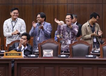 Ekspresi Pemohon dan Kuasa Hukumnya usai mengikuti sidang pengucapan putusan pengujian Undang-Undang tentang pemisahan Anggaran MBG atau Makan Bergizi Gratis, Kamis (30/07) di Ruang Sidang MK. Foto Humas/Ifa.