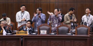 Ekspresi Pemohon dan Kuasa Hukumnya usai mengikuti sidang pengucapan putusan pengujian Undang-Undang tentang pemisahan Anggaran MBG atau Makan Bergizi Gratis, Kamis (30/07) di Ruang Sidang MK. Foto Humas/Ifa.