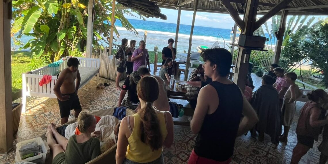Tim SAR Gabungan telah mengevakuasi seluruh penumpang dalam keadaan selamat, dan saat ini operasi pencarian difokuskan untuk menemukan satu awak kapal yang masih dalam pencarian.(Foto: Ditjen Hubla Kemenhub)