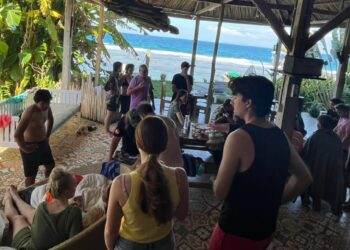 Tim SAR Gabungan telah mengevakuasi seluruh penumpang dalam keadaan selamat, dan saat ini operasi pencarian difokuskan untuk menemukan satu awak kapal yang masih dalam pencarian.(Foto: Ditjen Hubla Kemenhub)