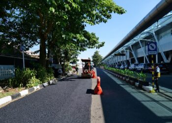 Perbaikan jalan di area Bandara Husein Sastranegara.(Foto: Humas Pemkot Bandung)