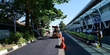Perbaikan jalan di area Bandara Husein Sastranegara.(Foto: Humas Pemkot Bandung)