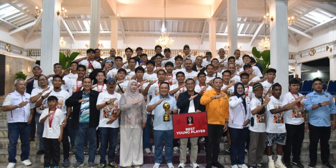 Bupati Kuningan, Dr. H. Dian Rachmat Yanuar, M.Si., bersama jajaran menyambut kepulangan skuad PESIK Kuningan yang berhasil mengukir prestasi sebagai Runner Up Liga 4 Piala Presiden 2026 sekaligus lolos ke Liga 3 Nusantara di Pendopo Kabupaten Kuningan, Minggu (12/7/2026) malam.(Foto: Humas Pemkab Kuningan)
