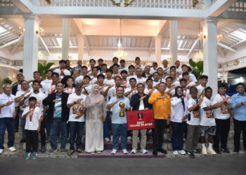 Bupati Kuningan, Dr. H. Dian Rachmat Yanuar, M.Si., bersama jajaran menyambut kepulangan skuad PESIK Kuningan yang berhasil mengukir prestasi sebagai Runner Up Liga 4 Piala Presiden 2026 sekaligus lolos ke Liga 3 Nusantara di Pendopo Kabupaten Kuningan, Minggu (12/7/2026) malam.(Foto: Humas Pemkab Kuningan)