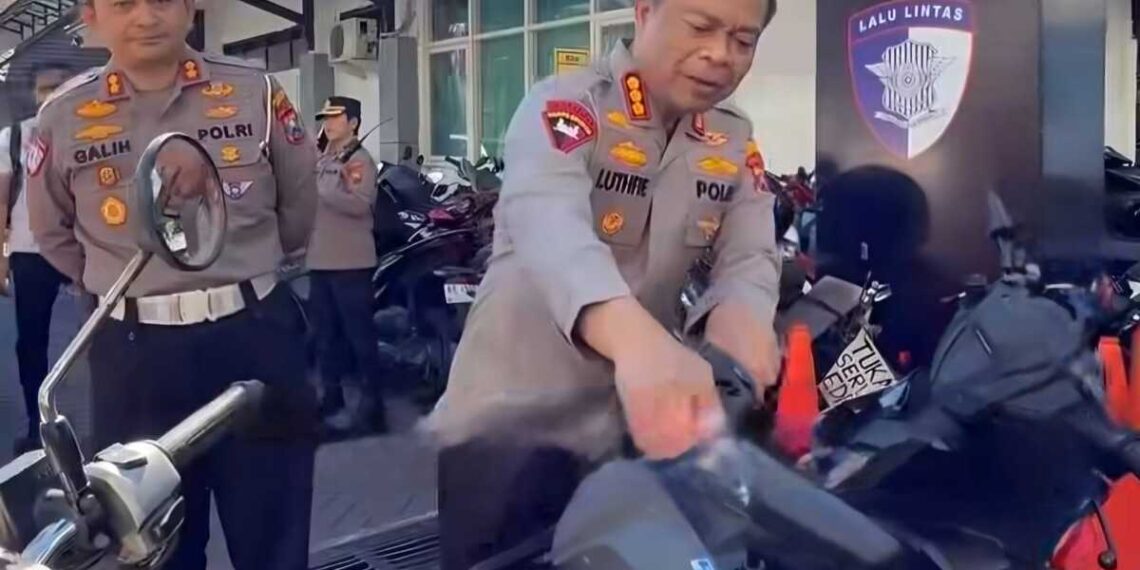 Satuan Lalu Lintas (Satlantas) Polrestabes Surabaya membuka layanan pengambilan 417 kendaraan barang bukti kecelakaan lalu lintas secara gratis. Program ini berlangsung pada 1-14 Juli 2026 di Kantor Unit Laka Lantas Polrestabes Surabaya, Jalan Dukuh Kupang Barat.(Foto: Dok. Korlantas Polri)