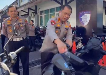 Satuan Lalu Lintas (Satlantas) Polrestabes Surabaya membuka layanan pengambilan 417 kendaraan barang bukti kecelakaan lalu lintas secara gratis. Program ini berlangsung pada 1-14 Juli 2026 di Kantor Unit Laka Lantas Polrestabes Surabaya, Jalan Dukuh Kupang Barat.(Foto: Dok. Korlantas Polri)