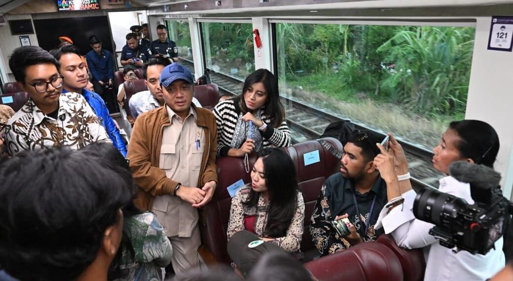 Menteri Sekretaris Negara (Mensesneg) Prasetyo Hadi bersama awak media di gerbong KA Nusantara Explorer.(Foto: Setneg)