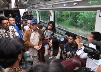 Menteri Sekretaris Negara (Mensesneg) Prasetyo Hadi bersama awak media di gerbong KA Nusantara Explorer.(Foto: Setneg)