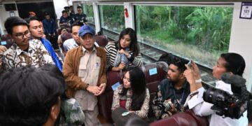 Menteri Sekretaris Negara (Mensesneg) Prasetyo Hadi bersama awak media di gerbong KA Nusantara Explorer.(Foto: Setneg)