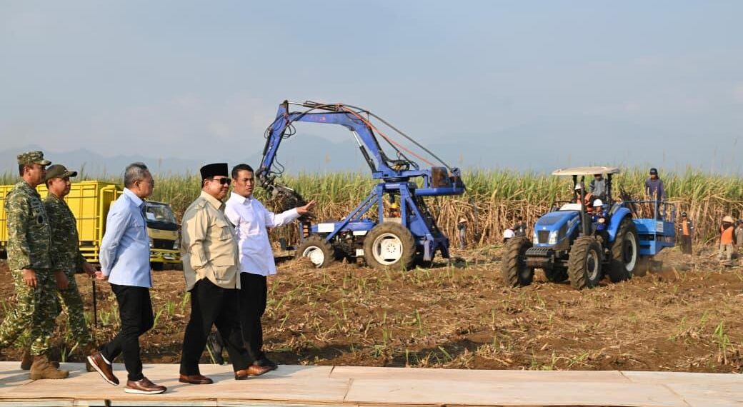 Presiden Prabowo pimpin panen raya serentak yang digelar di Kabupaten Malang, Provinsi Jawa Timur, Jumat (17/07/2026). Pemerintah kini mengarahkan fokus pada percepatan swasembada energi, pembangunan ketahanan air, serta penertiban berbagai aktivitas ilegal yang merugikan negara, mulai dari penyelundupan hingga praktik pertambangan, perkebunan, perikanan, dan perdagangan ilegal.(Foto: Setneg)