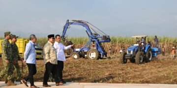 Presiden Prabowo pimpin panen raya serentak yang digelar di Kabupaten Malang, Provinsi Jawa Timur, Jumat (17/07/2026). Pemerintah kini mengarahkan fokus pada percepatan swasembada energi, pembangunan ketahanan air, serta penertiban berbagai aktivitas ilegal yang merugikan negara, mulai dari penyelundupan hingga praktik pertambangan, perkebunan, perikanan, dan perdagangan ilegal.(Foto: Setneg)