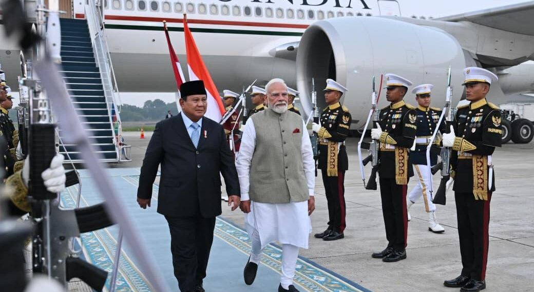Presiden Republik Indonesia Prabowo Subianto menyambut ketibaan Perdana Menteri India (PM) Narendra Modi di Tanah Air pada Senin (06/07/2026).(Foto: Setneg)