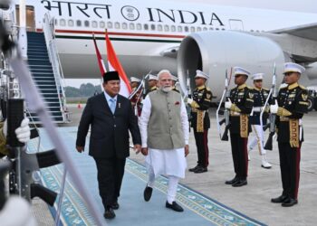 Presiden Republik Indonesia Prabowo Subianto menyambut ketibaan Perdana Menteri India (PM) Narendra Modi di Tanah Air pada Senin (06/07/2026).(Foto: Setneg)