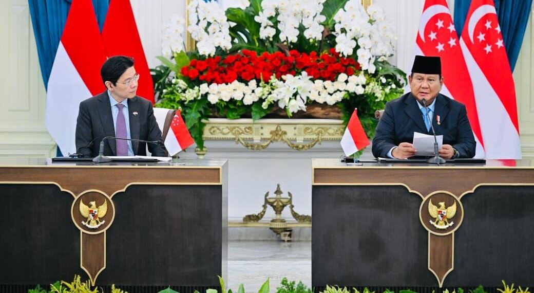 Presiden Republik Indonesia Prabowo Subianto (kanan) dan Perdana Menteri Singapura Lawrence Wong di Istana Merdeka, Jakarta, pada Senin (06/07/2026).