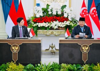 Presiden Republik Indonesia Prabowo Subianto (kanan) dan Perdana Menteri Singapura Lawrence Wong di Istana Merdeka, Jakarta, pada Senin (06/07/2026).