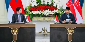 Presiden Republik Indonesia Prabowo Subianto (kanan) dan Perdana Menteri Singapura Lawrence Wong di Istana Merdeka, Jakarta, pada Senin (06/07/2026).