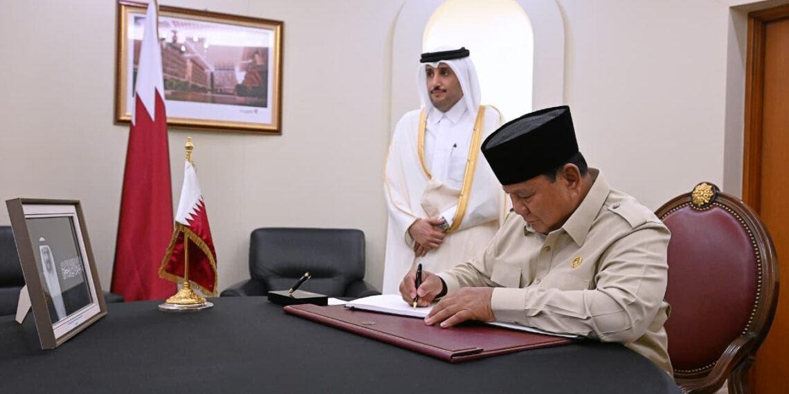 Presiden Prabowo Subianto menyampaikan belasungkawa atas wafatnya Emir Qatar periode 1995–2013, Sheikh Hamad bin Khalifa Al Thani. Presiden mengisi dan menandatangani Book of Condolence di Kedubes Qatar, Jakarta, pada Rabu (15/07/2026).(Foto: Dok. Setneg)
