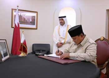 Presiden Prabowo Subianto menyampaikan belasungkawa atas wafatnya Emir Qatar periode 1995–2013, Sheikh Hamad bin Khalifa Al Thani. Presiden mengisi dan menandatangani Book of Condolence di Kedubes Qatar, Jakarta, pada Rabu (15/07/2026).(Foto: Dok. Setneg)