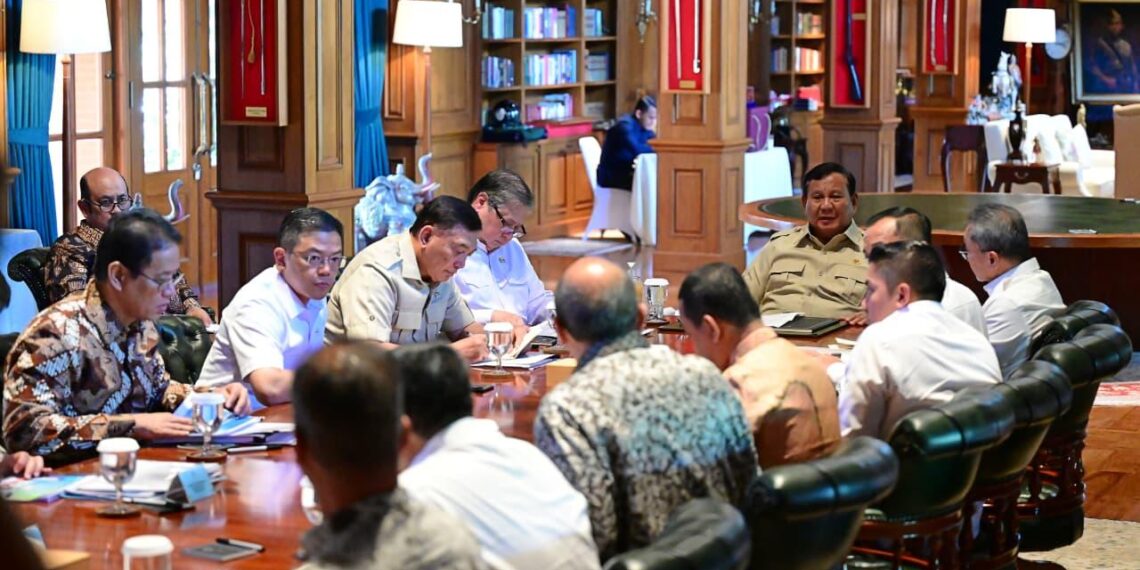 Presiden Prabowo memimpin rapat di Kediaman Hambalang, Kabupaten Bogor, pada Senin (13/07/2026).