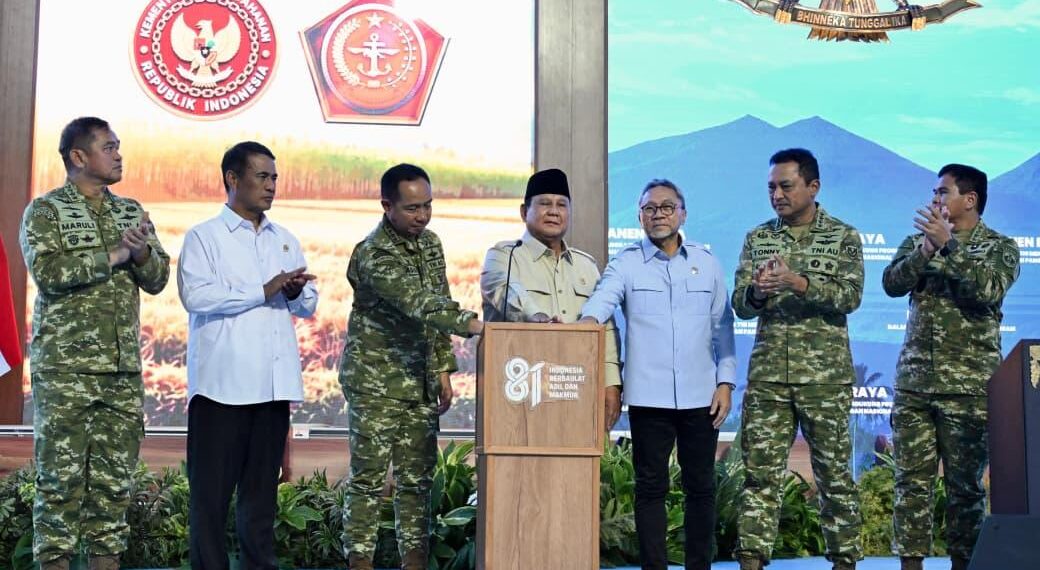 Presiden Prabowo Subianto menegaskan bahwa pemerintah akan terus melakukan efisiensi anggaran demi mempercepat penghapusan kelaparan, kemiskinan, dan kemiskinan ekstrem di Indonesia. Presiden bahkan menyatakan bahwa apabila diperlukan, anggaran pertahanan dan kepolisian dapat dikurangi untuk memastikan kebutuhan dasar rakyat terpenuhi.(Foto: Setneg)