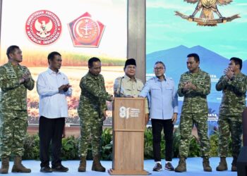 Presiden Prabowo Subianto menegaskan bahwa pemerintah akan terus melakukan efisiensi anggaran demi mempercepat penghapusan kelaparan, kemiskinan, dan kemiskinan ekstrem di Indonesia. Presiden bahkan menyatakan bahwa apabila diperlukan, anggaran pertahanan dan kepolisian dapat dikurangi untuk memastikan kebutuhan dasar rakyat terpenuhi.(Foto: Setneg)