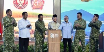 Presiden Prabowo Subianto menegaskan bahwa pemerintah akan terus melakukan efisiensi anggaran demi mempercepat penghapusan kelaparan, kemiskinan, dan kemiskinan ekstrem di Indonesia. Presiden bahkan menyatakan bahwa apabila diperlukan, anggaran pertahanan dan kepolisian dapat dikurangi untuk memastikan kebutuhan dasar rakyat terpenuhi.(Foto: Setneg)