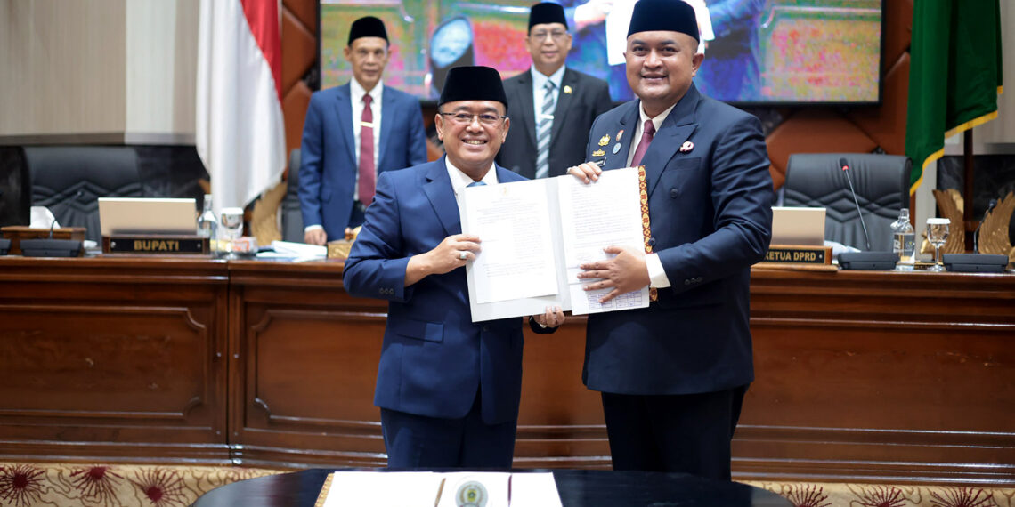 Bupati Bogor Rudy Susmanto di DPRD Kabupaten Bogor. Bupati mengatakan Pemkab Bogor masih dihadapkan pada tantangan fiskal berupa proyeksi defisit yang signifikan akibat menurunnya dana transfer dari pemerintah pusat maupun Pemerintah Provinsi Jawa Barat sejak awal tahun.(Foto: Humas Pemkab Bogor)