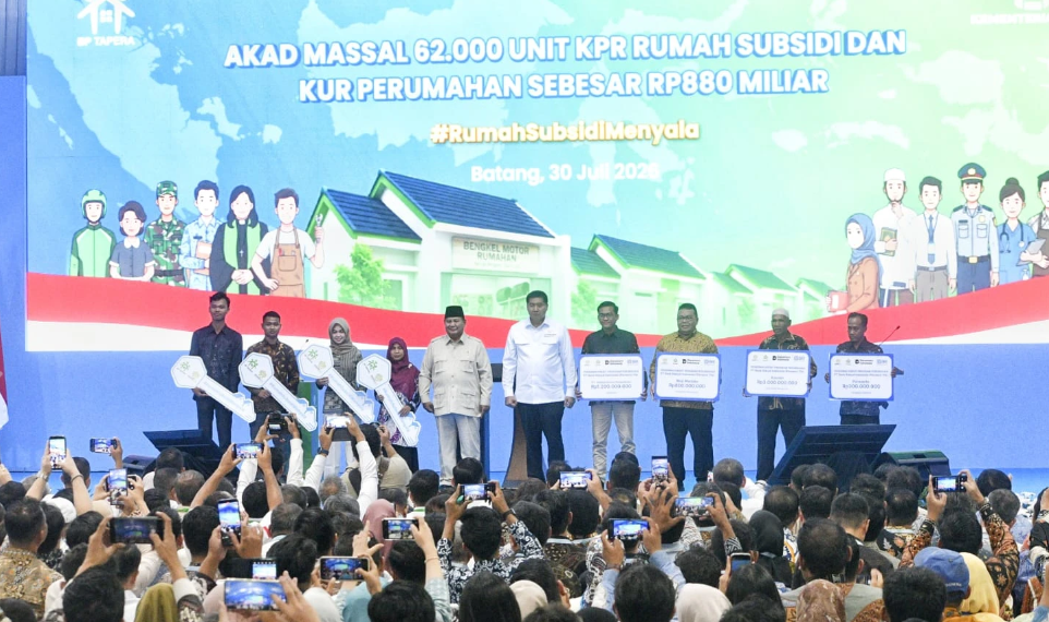 Presiden Prabowo Subianto didampingi Menteri Perumahan dan Kawasan Permukiman (PKP) Maruarar Sirait dan Menteri Koordinator Bidang Infrastruktur dan Pembangunan Kewilayahan Agus Harimurti Yudhoyono (AHY) meresmikan akad massal KPR Rumah Subsidi dan KUR Perumahan di 36 provinsi, di Perumahan Puri Delta City Side pada Kamis, (30/7/2026).(Foto: Humas Kementerian PKP)