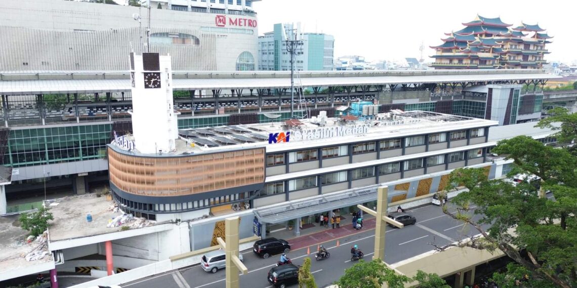 Suasana di luar Stasiun KA Medan Sumatra Utara. KAI catat pengguna KA capai 3,82 juta pada semester I 2026.(Foto: Humas KAI)