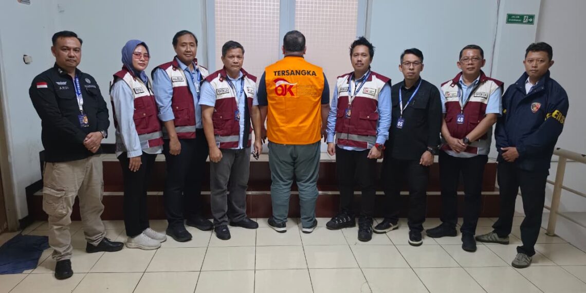 Otoritas Jasa Keuangan (OJK) menyerahkan tersangka beserta barang bukti (Tahap II) kasus dugaan tindak pidana perasuransian PT Asuransi Jiwa Prolife Indonesia (dahulu PT Asuransi Jiwa Indosurya Sukses/PT AJIS) kepada Kejaksaan Negeri Jakarta Selatan.(Foto: Dok. OJK)