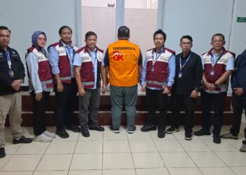 Otoritas Jasa Keuangan (OJK) menyerahkan tersangka beserta barang bukti (Tahap II) kasus dugaan tindak pidana perasuransian PT Asuransi Jiwa Prolife Indonesia (dahulu PT Asuransi Jiwa Indosurya Sukses/PT AJIS) kepada Kejaksaan Negeri Jakarta Selatan.(Foto: Dok. OJK)