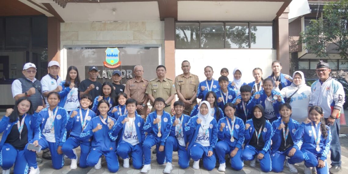 Tim Putri Garut yang berhasil meraih predikat Runner Up pada ajang Hydroplus Soccer League All Stars U-18 menerima apresiasi dari Bupati Garut, Abdusy Syakur Amin di Halaman Kantor Bupati Garut, Jalan Pembangunan, Kecamatan Tarogong Kidul, Senin (13/7/2026).(Foto: Muhamad Azi Zulhakim/ Diskominfo Kabupaten Garut)