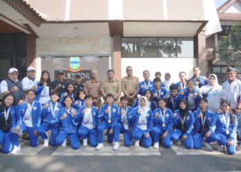 Tim Putri Garut yang berhasil meraih predikat Runner Up pada ajang Hydroplus Soccer League All Stars U-18 menerima apresiasi dari Bupati Garut, Abdusy Syakur Amin di Halaman Kantor Bupati Garut, Jalan Pembangunan, Kecamatan Tarogong Kidul, Senin (13/7/2026).(Foto: Muhamad Azi Zulhakim/ Diskominfo Kabupaten Garut)
