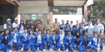 Tim Putri Garut yang berhasil meraih predikat Runner Up pada ajang Hydroplus Soccer League All Stars U-18 menerima apresiasi dari Bupati Garut, Abdusy Syakur Amin di Halaman Kantor Bupati Garut, Jalan Pembangunan, Kecamatan Tarogong Kidul, Senin (13/7/2026).(Foto: Muhamad Azi Zulhakim/ Diskominfo Kabupaten Garut)