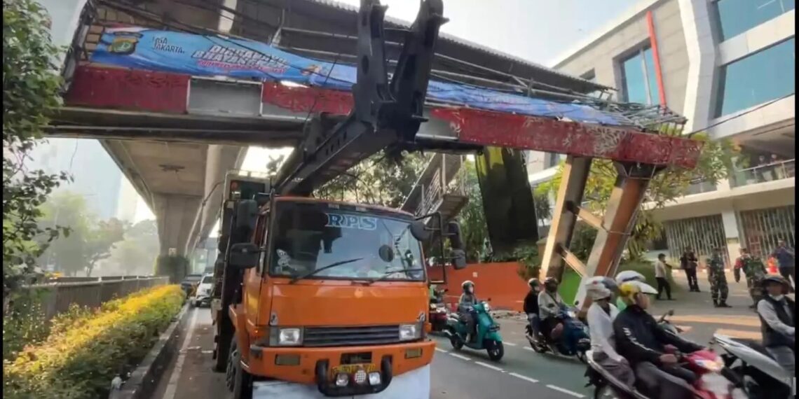 Truk tersangkut JPO.(Foto: website Korlantas Polri)