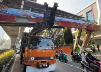 Truk tersangkut JPO.(Foto: website Korlantas Polri)