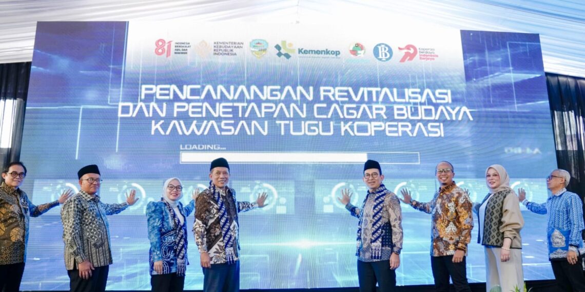 Dalam rangka Peringatan Hari Koperasi Nasional (Harkopnas) ke-79, Menteri Kebudayaan RI, Fadli Zon, menghadiri Pencanangan Revitalisasi Kawasan Tugu Koperasi di Tasikmalaya yang diselenggarakan di Tugu Koperasi, Tasikmalaya, Jawa Barat.(Foto: Humas Kemenbud)