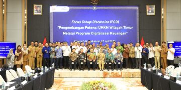 Narasumber dan peserta foto bersama usai Focus Group Discussion (FGD) bertema "Pengembangan Potensi UMKM Wilayah Timur melalui Program Digitalisasi Keuangan" yang diselenggarakan di Kantor OJK Provinsi Sulawesi Selatan dan Sulawesi Barat, Makassar, Senin 27 Juli 2026(Foto: Dok. OJK)